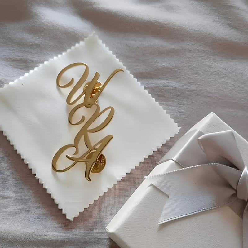 مخصص حرف واحد فقط الاسم الأولي - مراجعة Tuxedo Lapel Pin وسعره