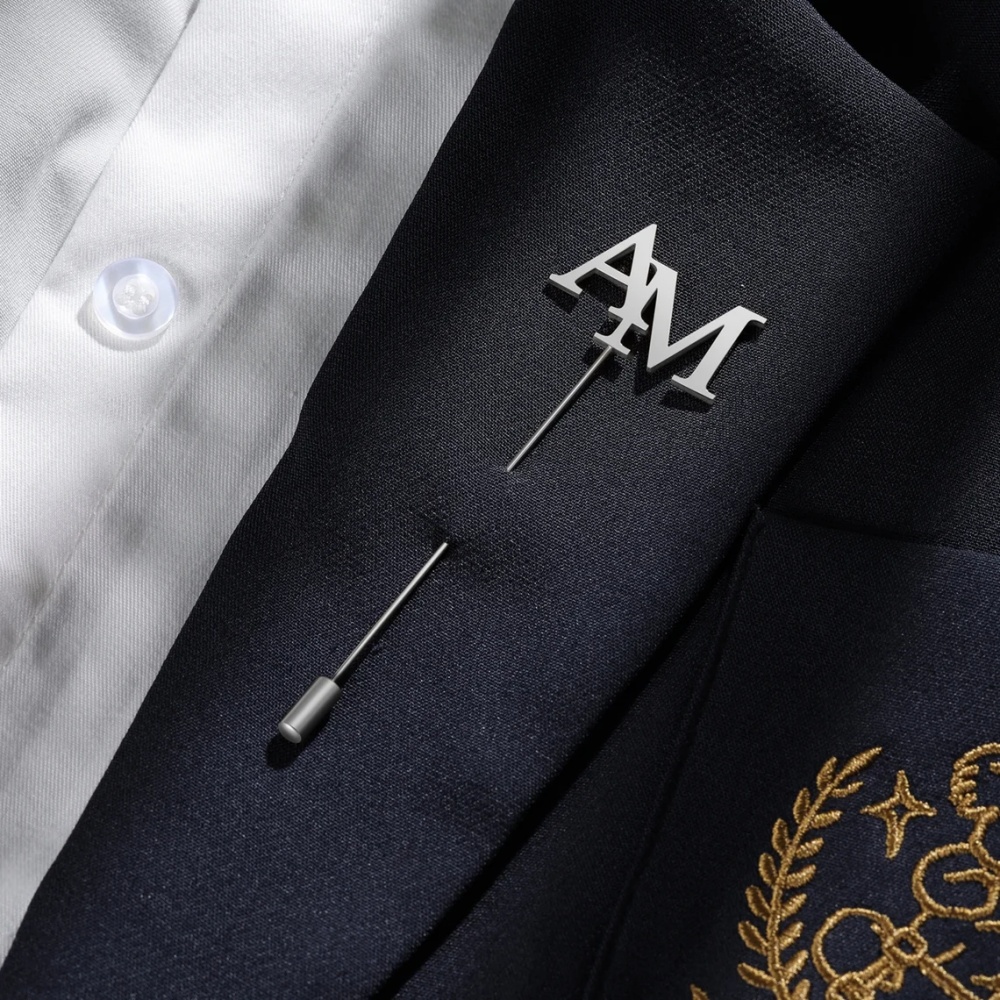 دبوس زينة مخصص بالأحرف الأولى  - مراجعة Tuxedo Lapel Pin وسعره
